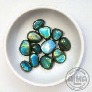 labradorita  en conjunto en cuenco mármol blanco con logo